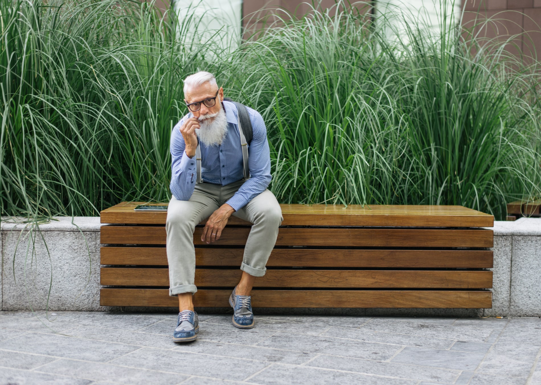 homme senior avec un look hipster