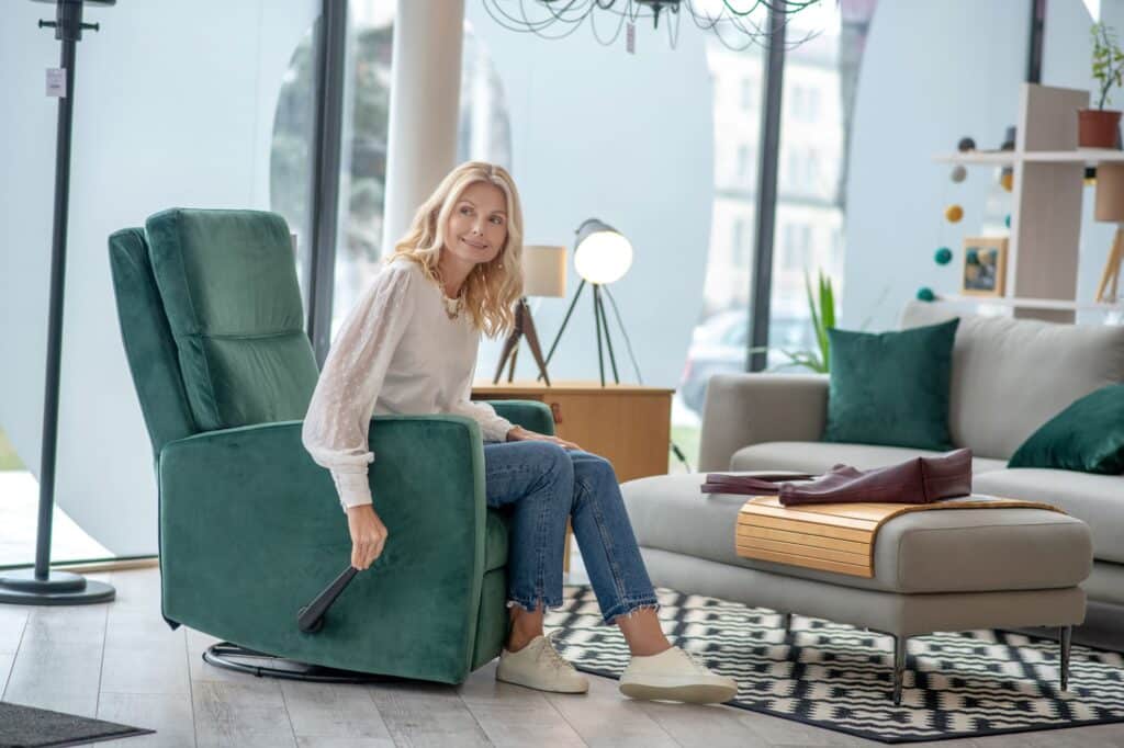 femme senior se relaxant dans son fauteuil