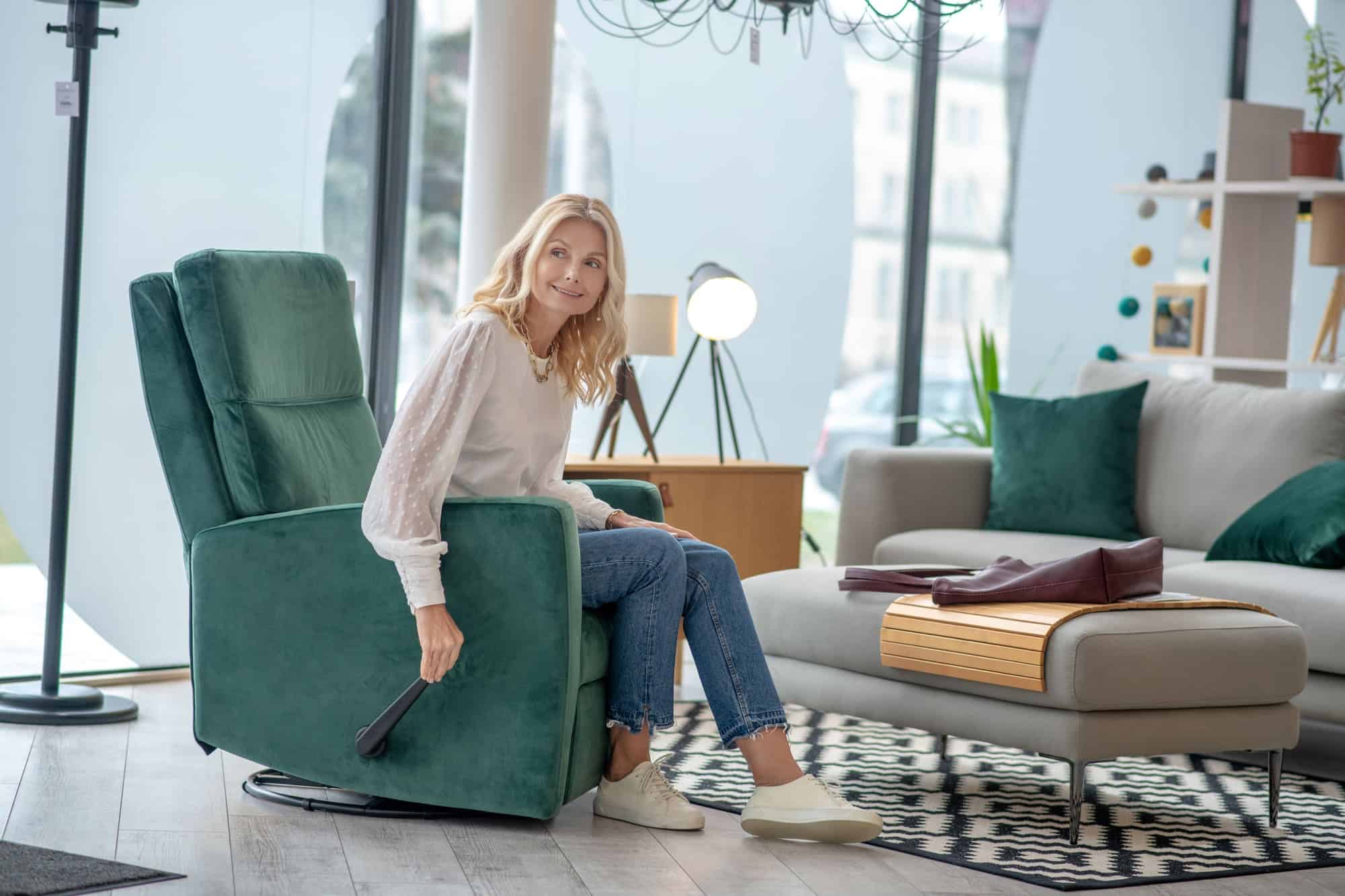 femme senior se relaxant dans son fauteuil