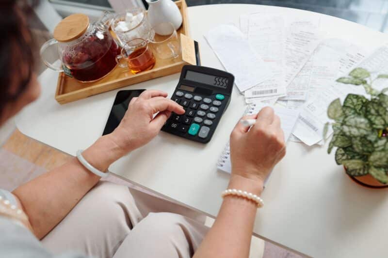 femme senior calculant les droits de succession