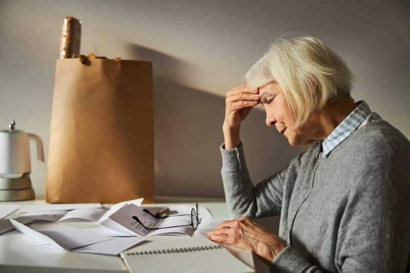 femme senior qui prépare sa succession