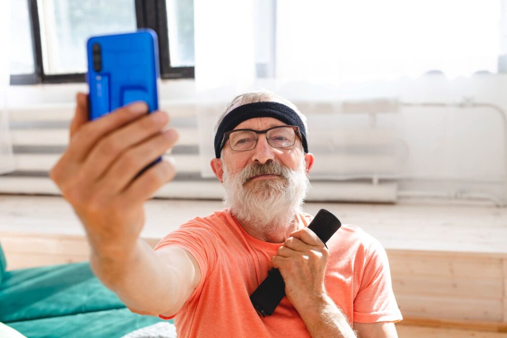 senior faisant un selfie pour un site de rencontre