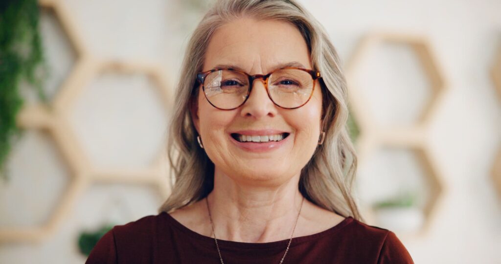 femme portant des lunettes