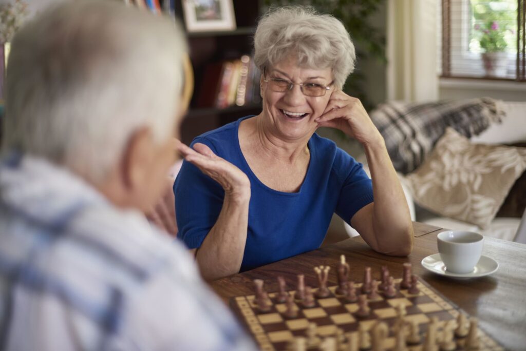 seniors qui jouent aux dames