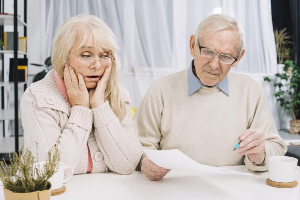 couple senior cherchant à réduire le cout de la mutuelle
