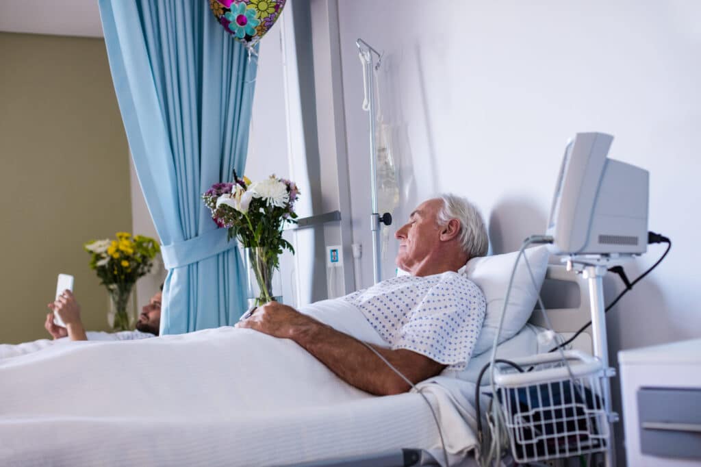 Senior dans une chambre individuelle
