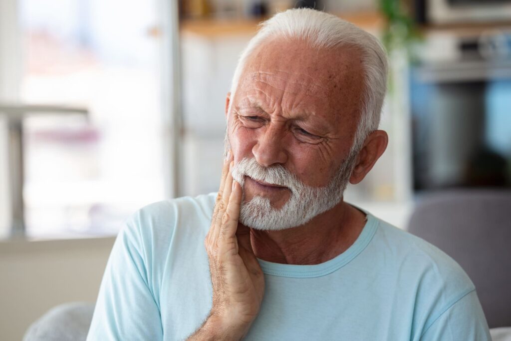 Senior avec des problèmes dentaires