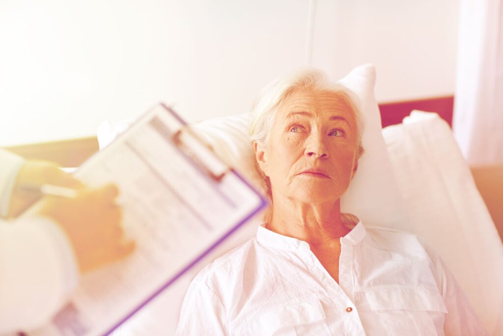 femme senior à l'hopital