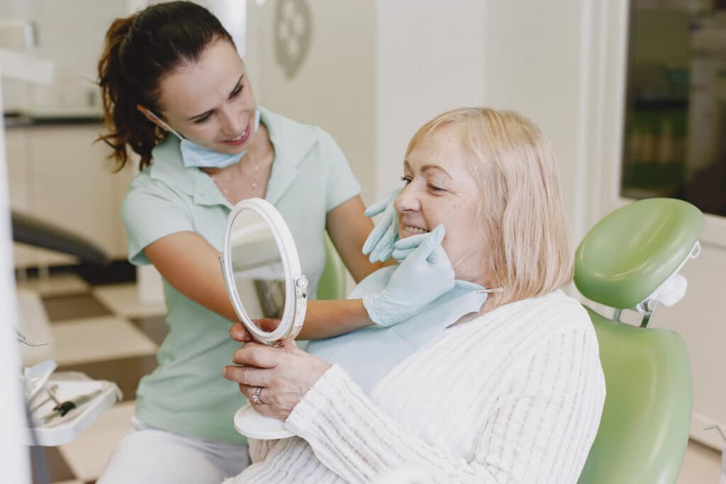 femme senior chez l'orthodontiste