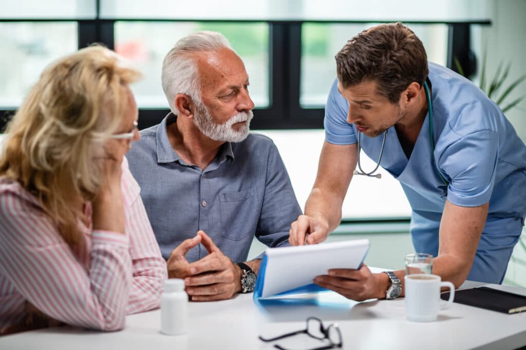 couple senior qui souscrit une mutuelle