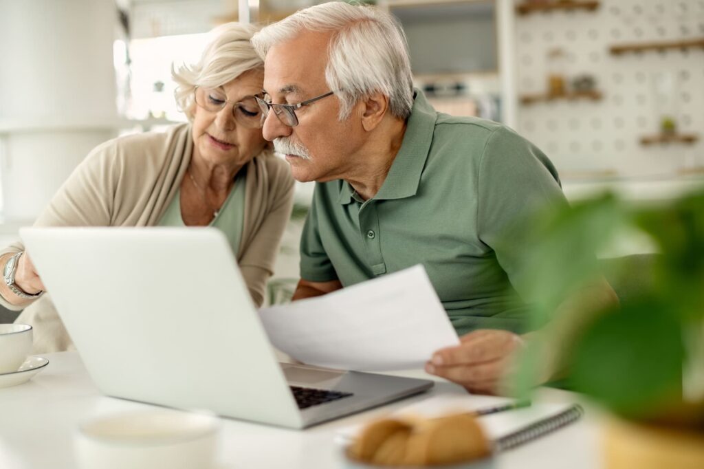 couple senior recherchant une bonne mutuelle